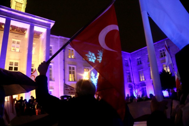 Londra'da belediye &ouml;n&uuml;ne asılan KKTC bayrağının indirilmesine tepki  İngiltere&rsquo;nin başkenti Londra&rsquo;da yaşayan Kıbrıs T&uuml;rkleri, belediye &ouml;n&uuml;ne asılan KKTC bayrağının indirilmesini protesto etti.