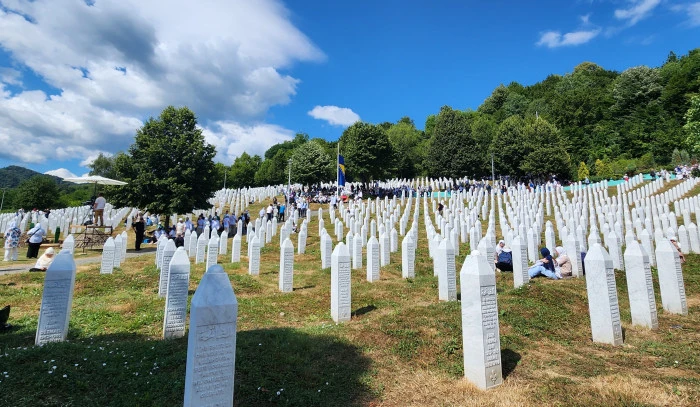 Srebrenitsa Soykırımında hayatını kaybeden yedi kişi defnedildi