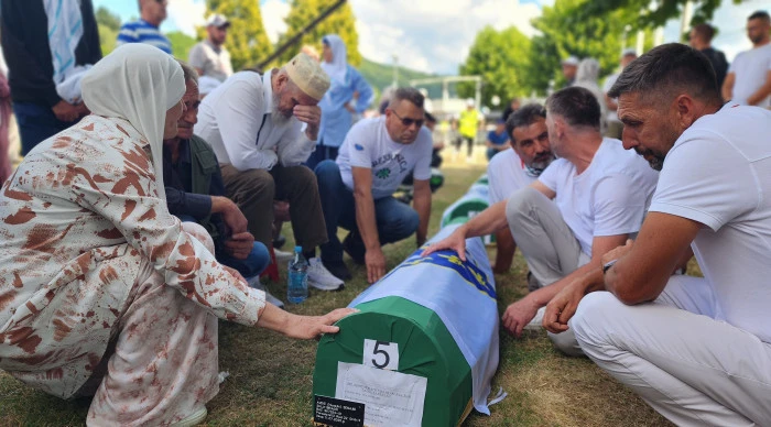 Srebrenitsa Soykırımında hayatını kaybeden yedi kişi defnedildi