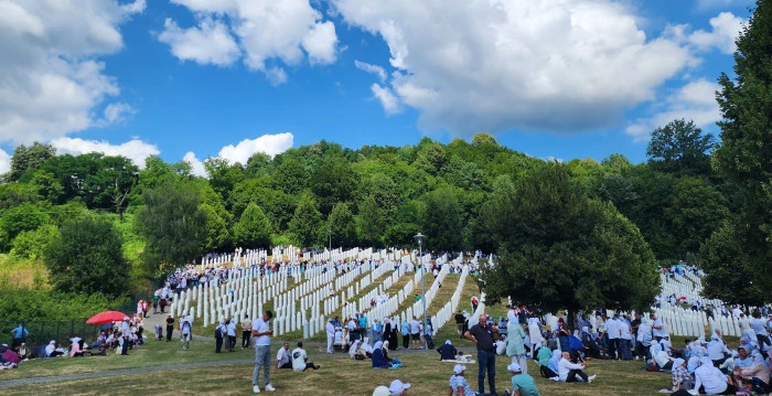 Srebrenitsa Soykırımında hayatını kaybeden yedi kişi defnedildi