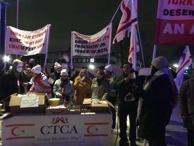 Londra'da belediye &ouml;n&uuml;ne asılan KKTC bayrağının indirilmesine tepki  İngiltere&rsquo;nin başkenti Londra&rsquo;da yaşayan Kıbrıs T&uuml;rkleri, belediye &ouml;n&uuml;ne asılan KKTC bayrağının indirilmesini protesto etti.