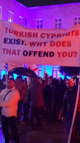 Londra'da belediye &ouml;n&uuml;ne asılan KKTC bayrağının indirilmesine tepki  İngiltere&rsquo;nin başkenti Londra&rsquo;da yaşayan Kıbrıs T&uuml;rkleri, belediye &ouml;n&uuml;ne asılan KKTC bayrağının indirilmesini protesto etti.