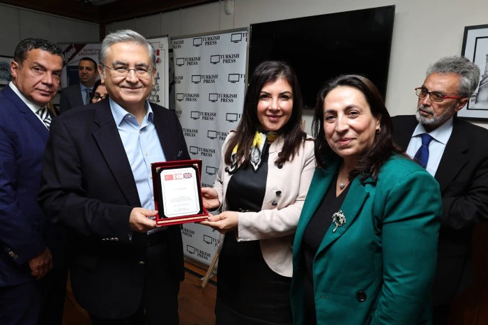 Londra'da " Zirvedekiler" kitabı lansmanı muhteşem bir katılım ile ger&ccedil;ekleştirildi