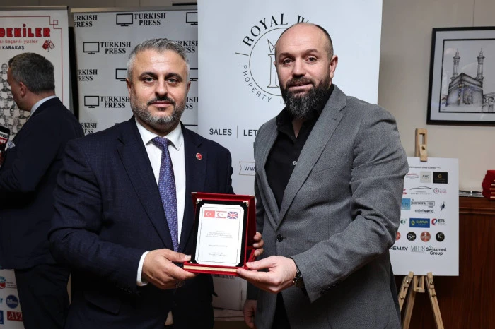 Londra'da " Zirvedekiler" kitabı lansmanı muhteşem bir katılım ile ger&ccedil;ekleştirildi