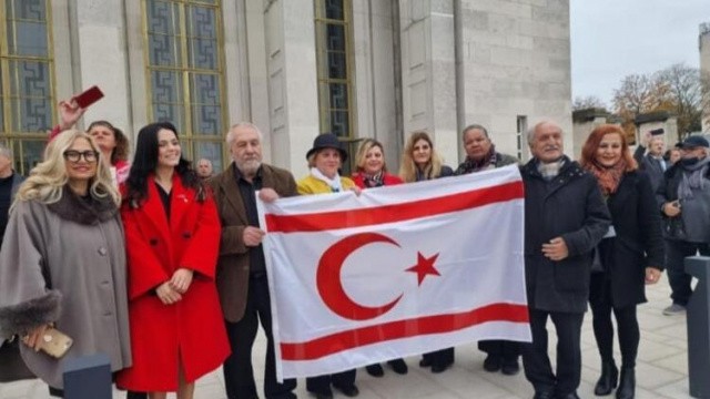 Londra'da belediye &ouml;n&uuml;ne asılan KKTC bayrağının indirilmesine tepki  İngiltere&rsquo;nin başkenti Londra&rsquo;da yaşayan Kıbrıs T&uuml;rkleri, belediye &ouml;n&uuml;ne asılan KKTC bayrağının indirilmesini protesto etti.
