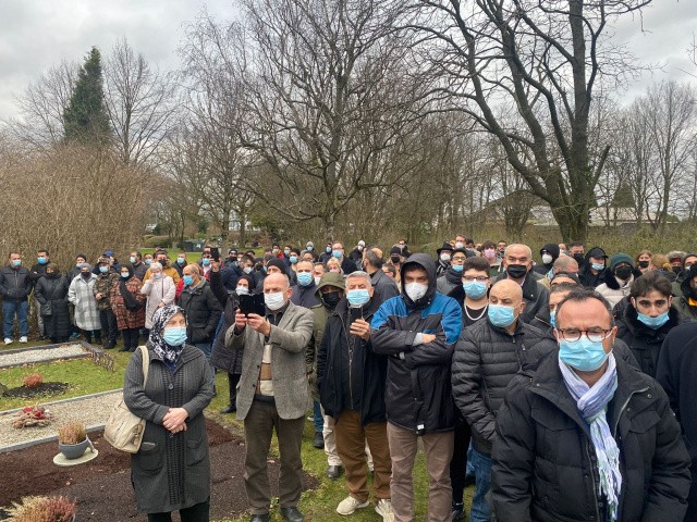 Almanya'nın Kuzey Ren Vestfalya (KRV) eyaletindeki Iserlohn kentinde tahrip edilen M&uuml;sl&uuml;man mezarlığında d&uuml;zenlenen anma programına katılan TBMM Yurtdışı T&uuml;rkler ve Akraba Toplulukları Alt Komisyonu Başkanı ve AK Parti İstanbul Milletvekili Zafer Sır