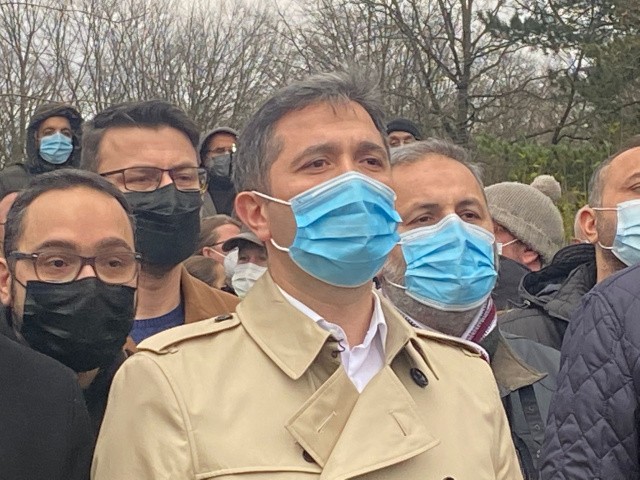 Almanya'nın Kuzey Ren Vestfalya (KRV) eyaletindeki Iserlohn kentinde tahrip edilen M&uuml;sl&uuml;man mezarlığında d&uuml;zenlenen anma programına katılan TBMM Yurtdışı T&uuml;rkler ve Akraba Toplulukları Alt Komisyonu Başkanı ve AK Parti İstanbul Milletvekili Zafer Sır