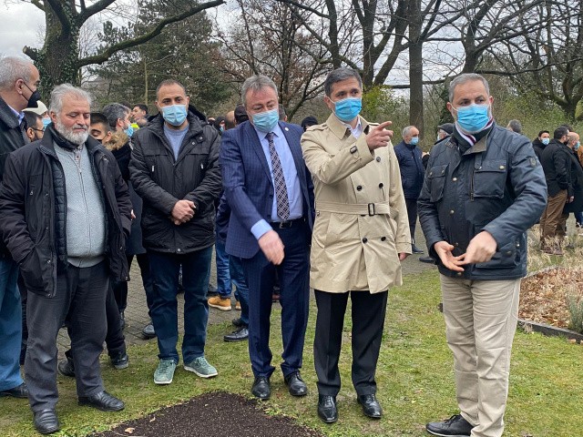 Almanya'nın Kuzey Ren Vestfalya (KRV) eyaletindeki Iserlohn kentinde tahrip edilen M&uuml;sl&uuml;man mezarlığında d&uuml;zenlenen anma programına katılan TBMM Yurtdışı T&uuml;rkler ve Akraba Toplulukları Alt Komisyonu Başkanı ve AK Parti İstanbul Milletvekili Zafer Sır