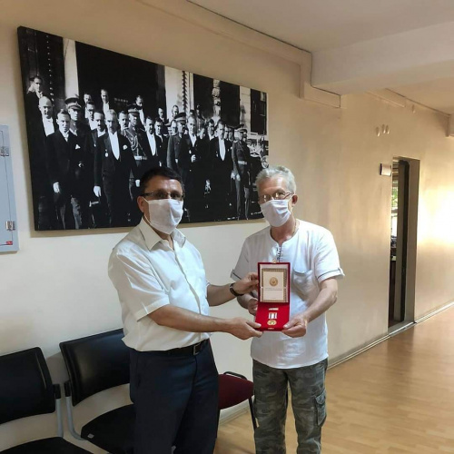 Kıbrıs Gazisine Kuran-ı Kerim ve T&uuml;rk bayrağı hediye edildi