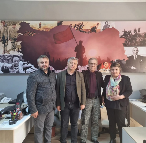 Kıbrıs Gazisine Kuran-ı Kerim ve T&uuml;rk bayrağı hediye edildi