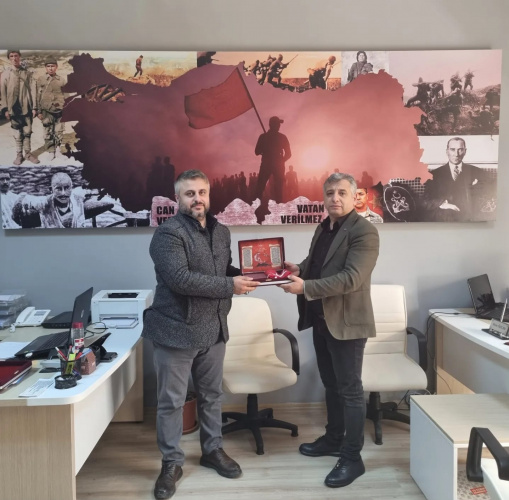 Kıbrıs Gazisine Kuran-ı Kerim ve T&uuml;rk bayrağı hediye edildi