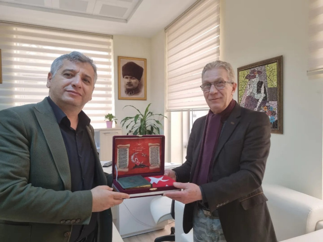 Kıbrıs Gazisine Kuran-ı Kerim ve T&uuml;rk bayrağı hediye edildi