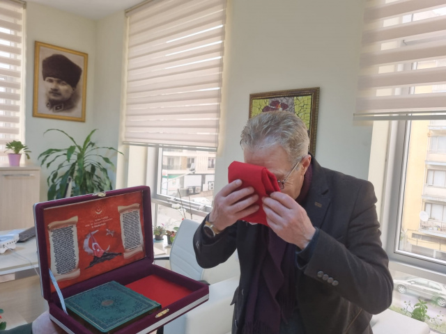 Kıbrıs Gazisine Kuran-ı Kerim ve T&uuml;rk bayrağı hediye edildi