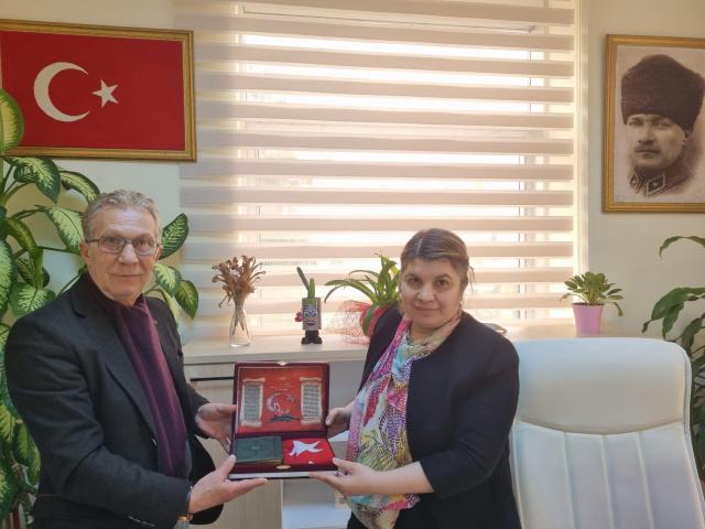 Kıbrıs Gazisine Kuran-ı Kerim ve T&uuml;rk bayrağı hediye edildi