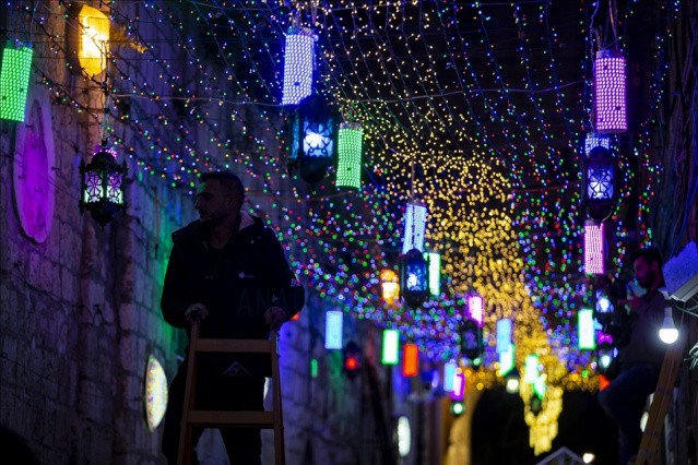 Kud&uuml;s&rsquo;&uuml;n eski şehir b&ouml;lgesi ramazan ayı i&ccedil;in s&uuml;slendi