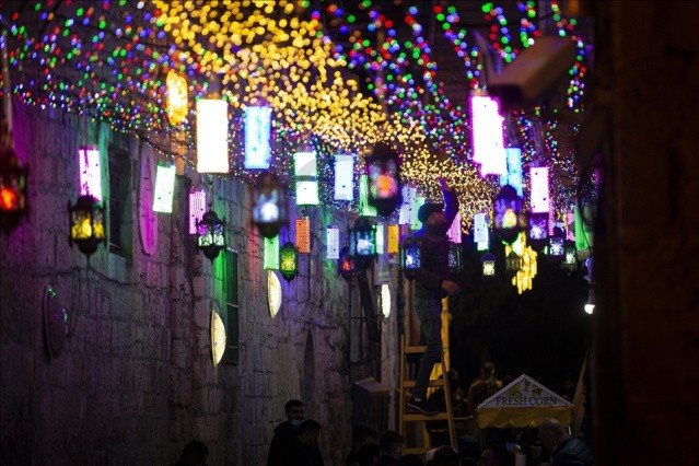 Kud&uuml;s&rsquo;&uuml;n eski şehir b&ouml;lgesi ramazan ayı i&ccedil;in s&uuml;slendi