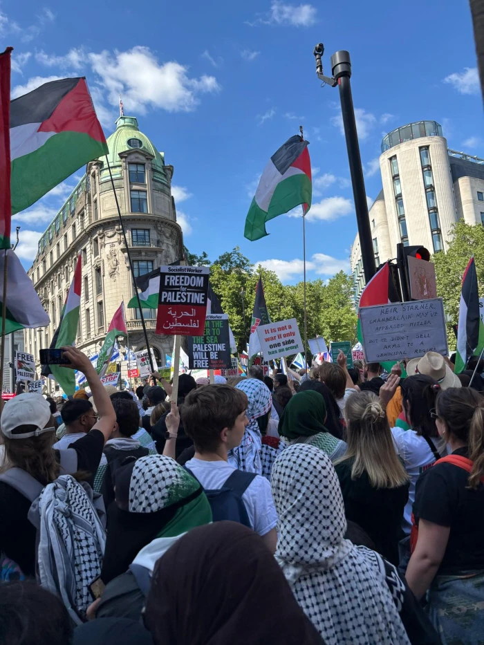 İngiliz halkı Gazze&rsquo;ye destek amacıyla b&uuml;y&uuml;k bir g&ouml;steri d&uuml;zenledi