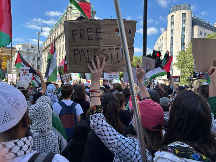 İngiliz halkı Gazze&rsquo;ye destek amacıyla b&uuml;y&uuml;k bir g&ouml;steri d&uuml;zenledi