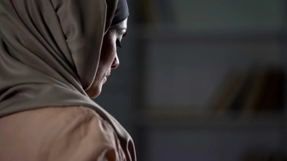 Almanya'da yapılan bir araştırmaya g&ouml;re baş&ouml;rt&uuml;l&uuml; kadınlar sık sık ayrımcılığa maruz kalıyor