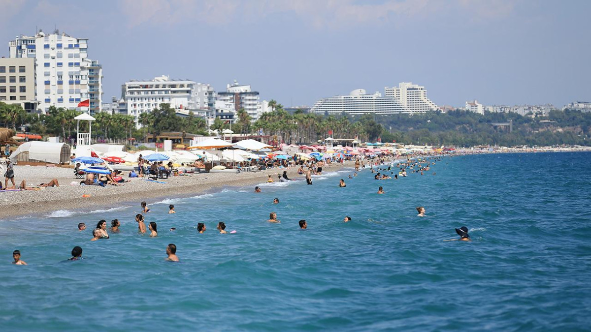 Antalya'da turizmcilerin 2025 hedefi 18 milyon turist 