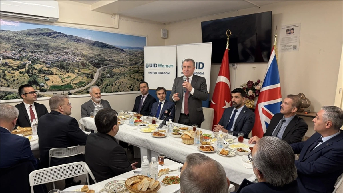 Bakan Bak, Londra'da STK temsilcileri ve iş insanlarıyla bir araya geldi