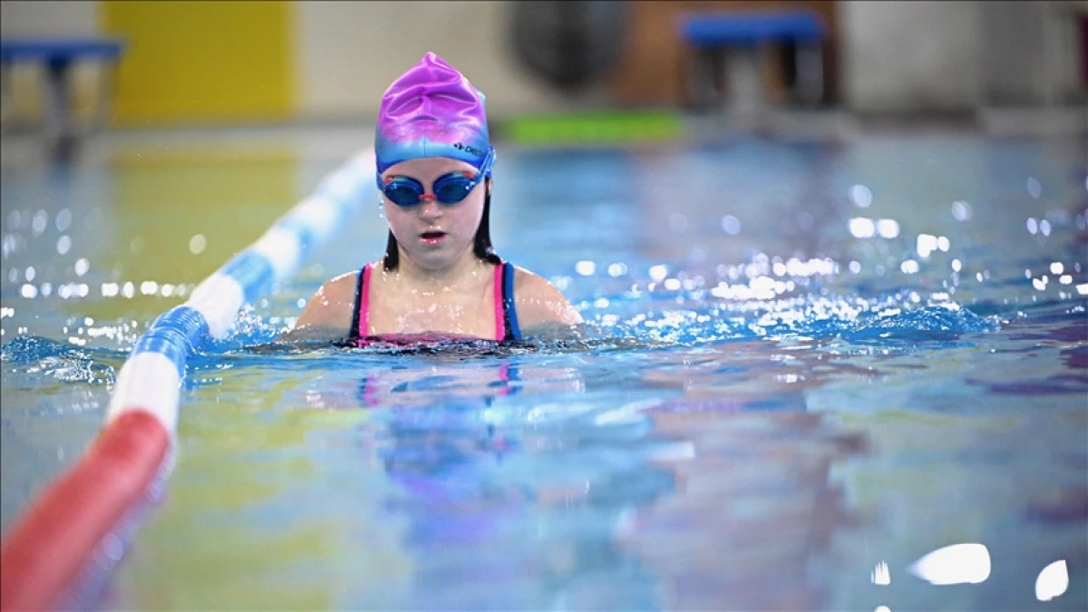 Down sendromlu Pelinsu engelleri kula&ccedil; atarak aştı