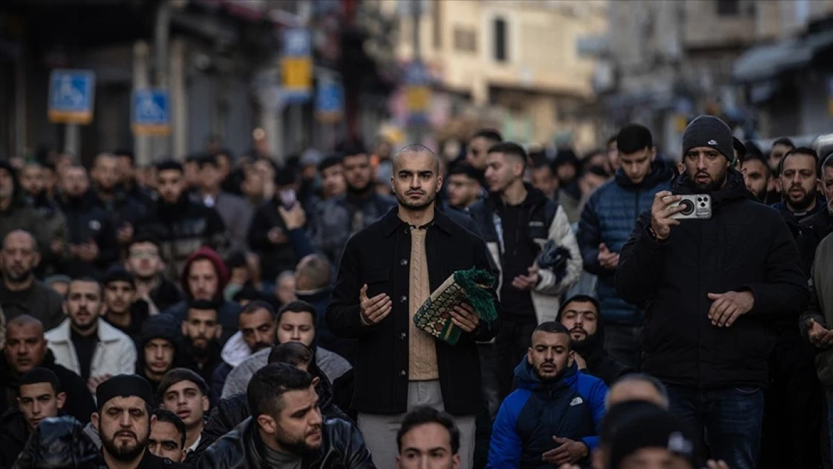 Filistinliler, bayram namazını İsrail'in kısıtlamaları nedeniyle kapatılan Mescid-i Aksa &ccedil;evresinde kıldı