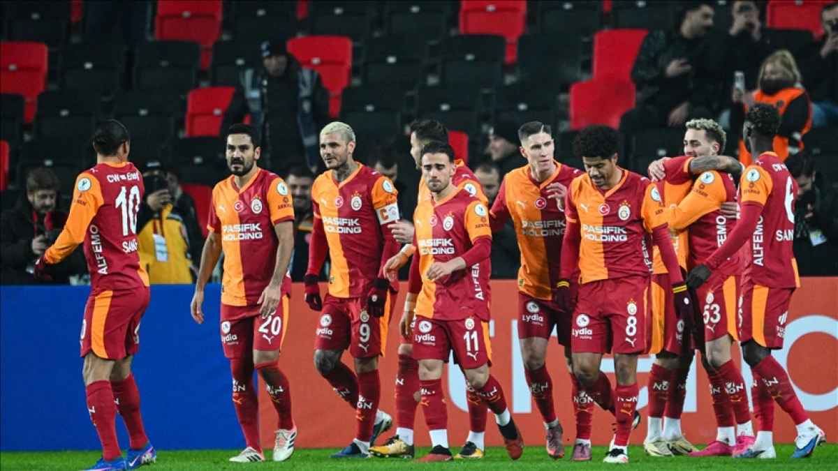 Galatasaray, 4 golle Turkcell S&uuml;per Kupa'da finale y&uuml;kseldi