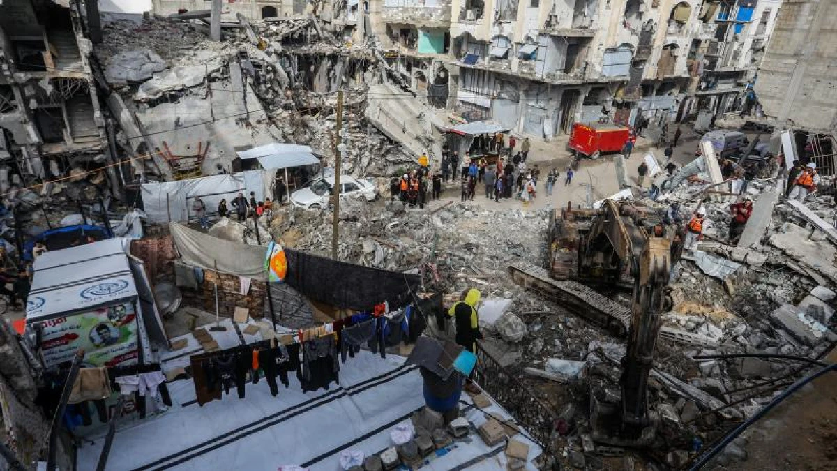 Gazze'de iki yıl &ouml;nce bombalanan evin enkazından 25 Filistinlinin cenazesi &ccedil;ıkarıldı