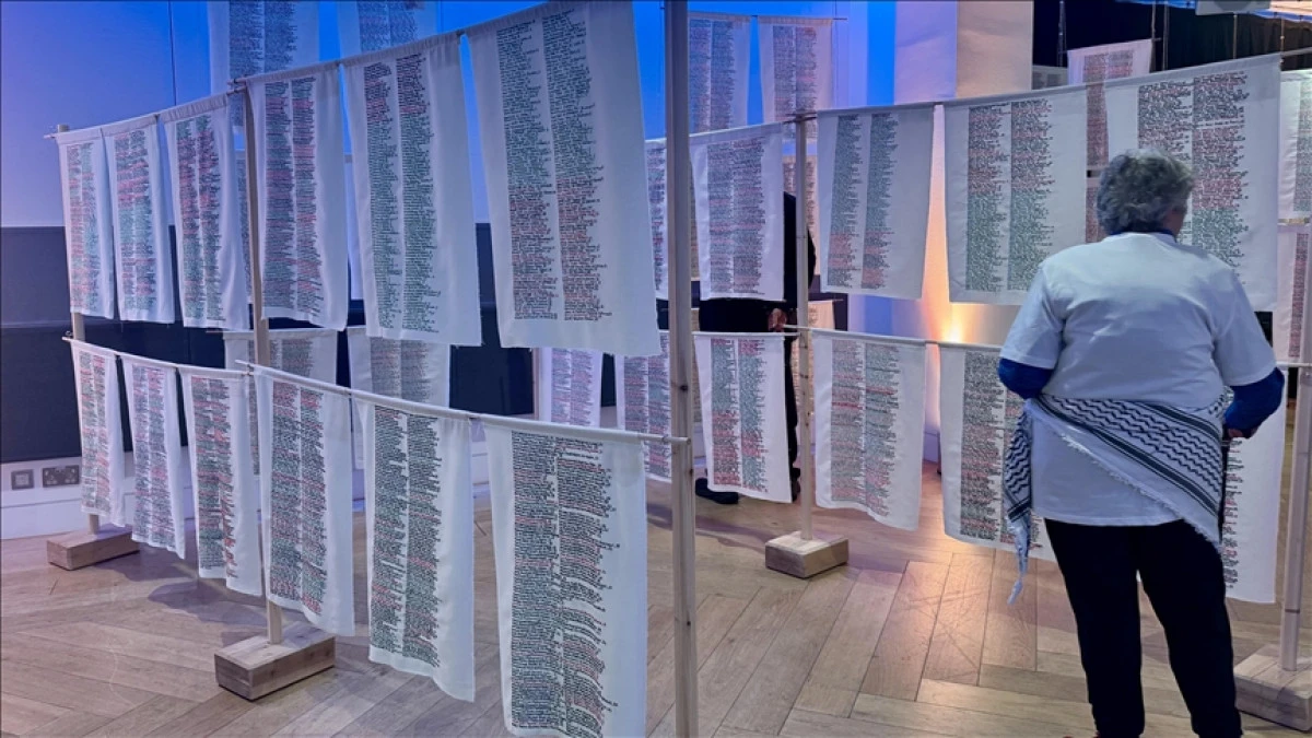 Gazze'de &ouml;ld&uuml;r&uuml;lenlerin isimlerinin nakışla &ouml;l&uuml;ms&uuml;zleştirildiği proje Londra'daki festivalde sergilendi