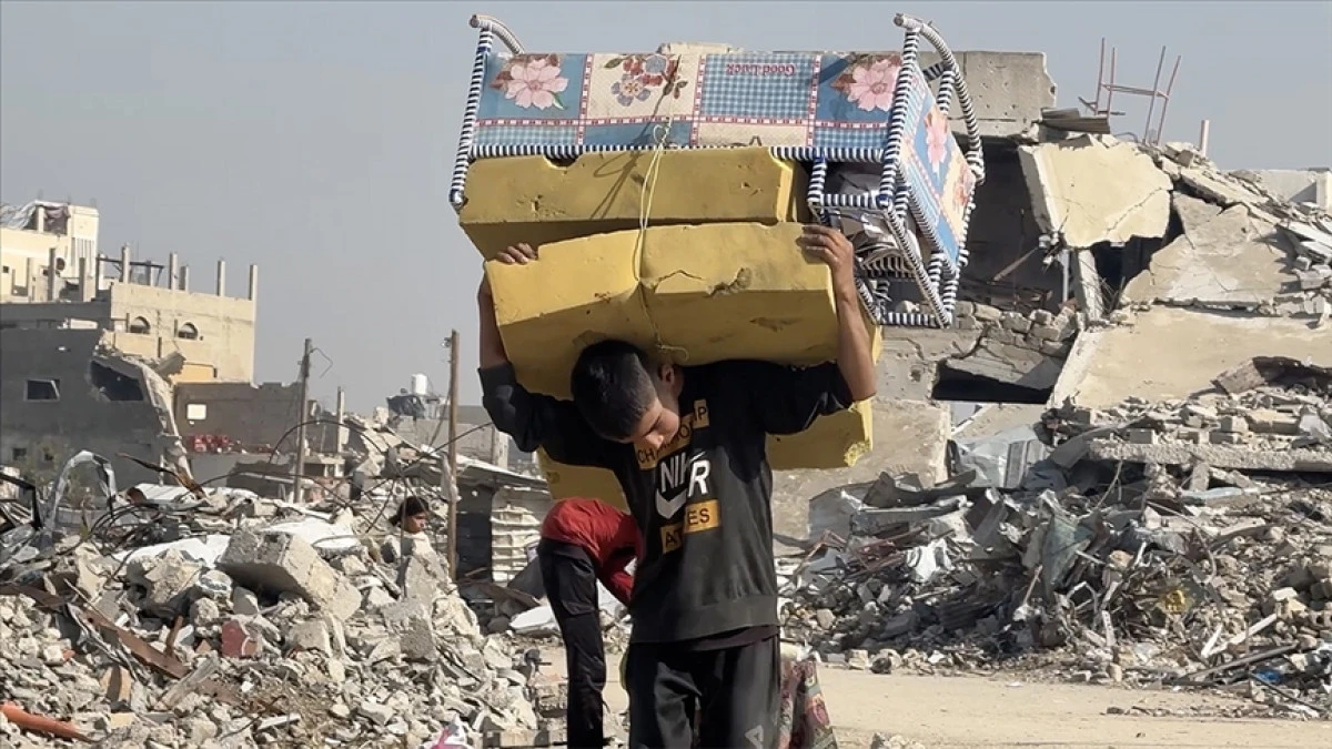 Gazze'de soğukların başlamasıyla Filistinliler t&uuml;m tehlikelere rağmen enkazlardan kışlık eşya topluyor