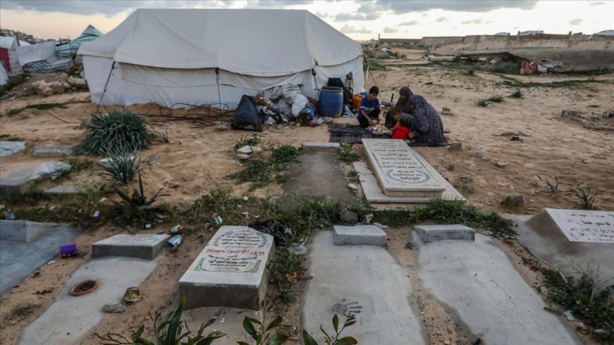 Gazze'de yerlerinden edilen Filistinliler ramazanda da mezarlıklarda yaşama devam ediyor