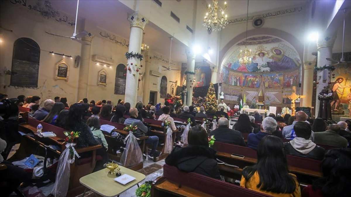 Gazze'deki Hristiyanlar Noel ayininde İsrail'in neden olduğu yıkımın ortasında barış i&ccedil;in dua etti