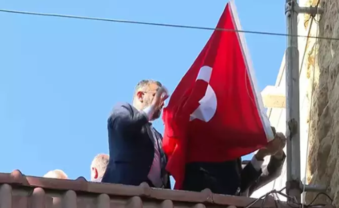 Halep Başkonsolosluğunda Türk bayrağı göndere çekiliyor