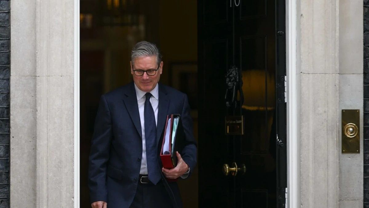 İngiliz muhalefeti, Başbakanı Epstein bağlantılı b&uuml;y&uuml;kel&ccedil;i atamasından dolayı istifaya &ccedil;ağırdı