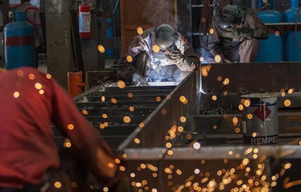 İngiltere imalatında 15 ayın en hızlı b&uuml;y&uuml;mesi