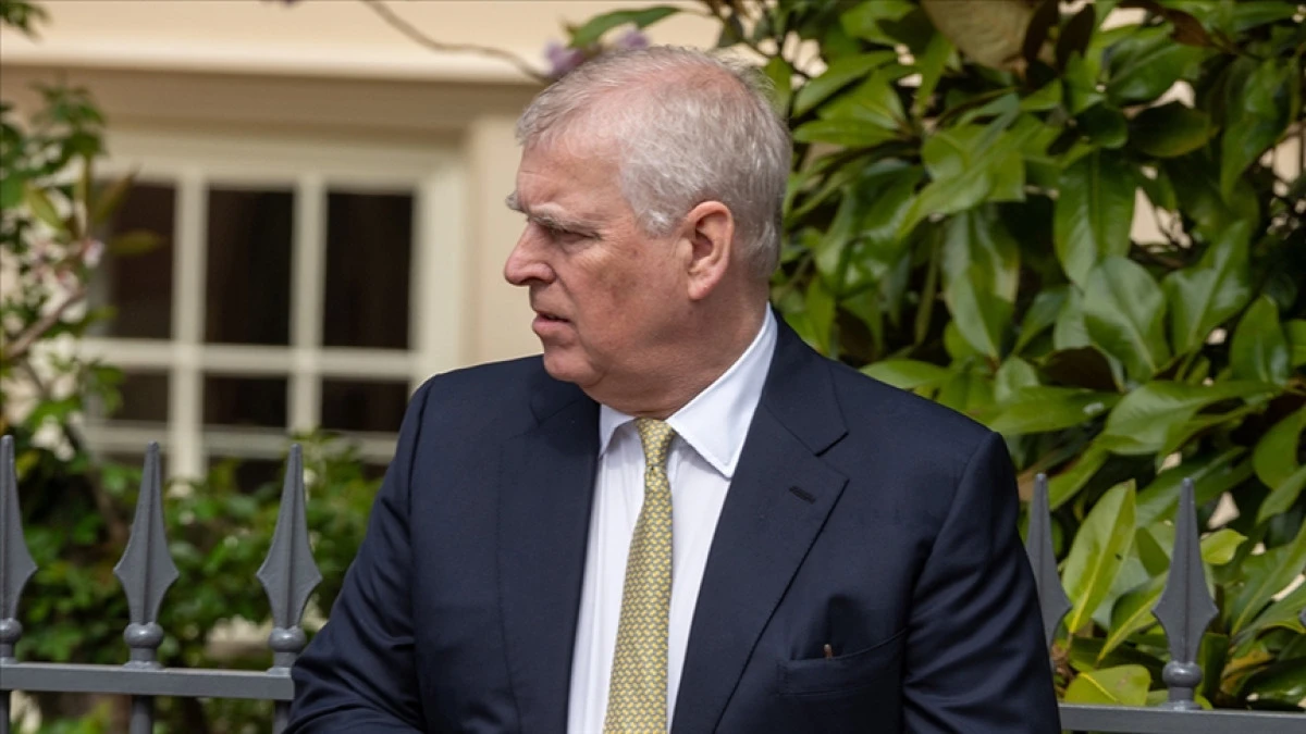 İngiltere'de Prens &uuml;nvanı elinden alınan Andrew son r&uuml;tbesini de iade edecek