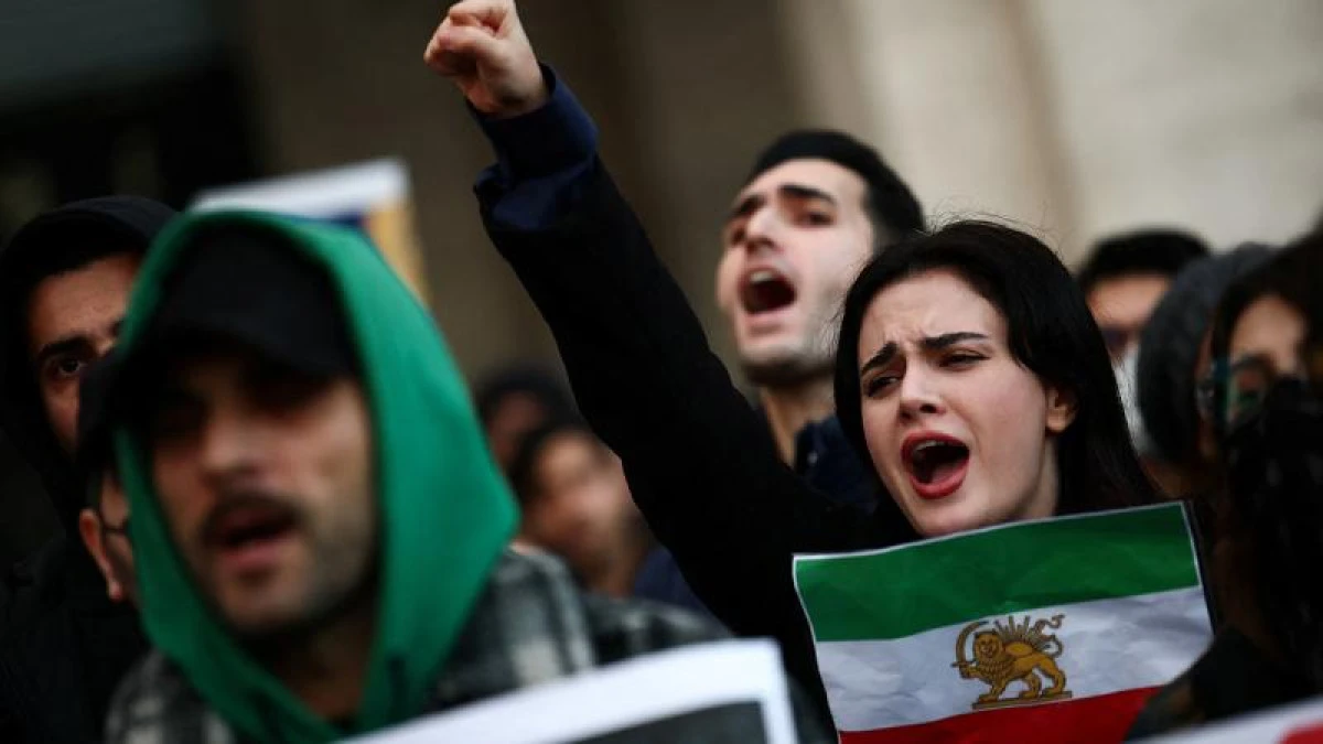 İran'da &ouml;lenlerin sayısı 2 bin 677'ye y&uuml;kseldi                 