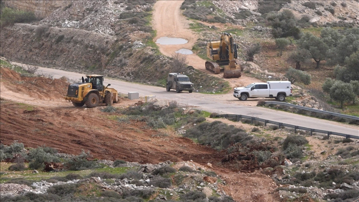 Israeli army uproots 200 grapevines in occupied West Bank, raids towns