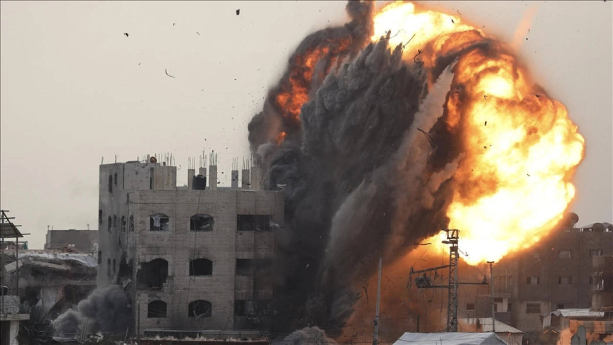 İsrail, ateşkese rağmen Gazze&rsquo;ye hava ve top&ccedil;u saldırıları d&uuml;zenledi