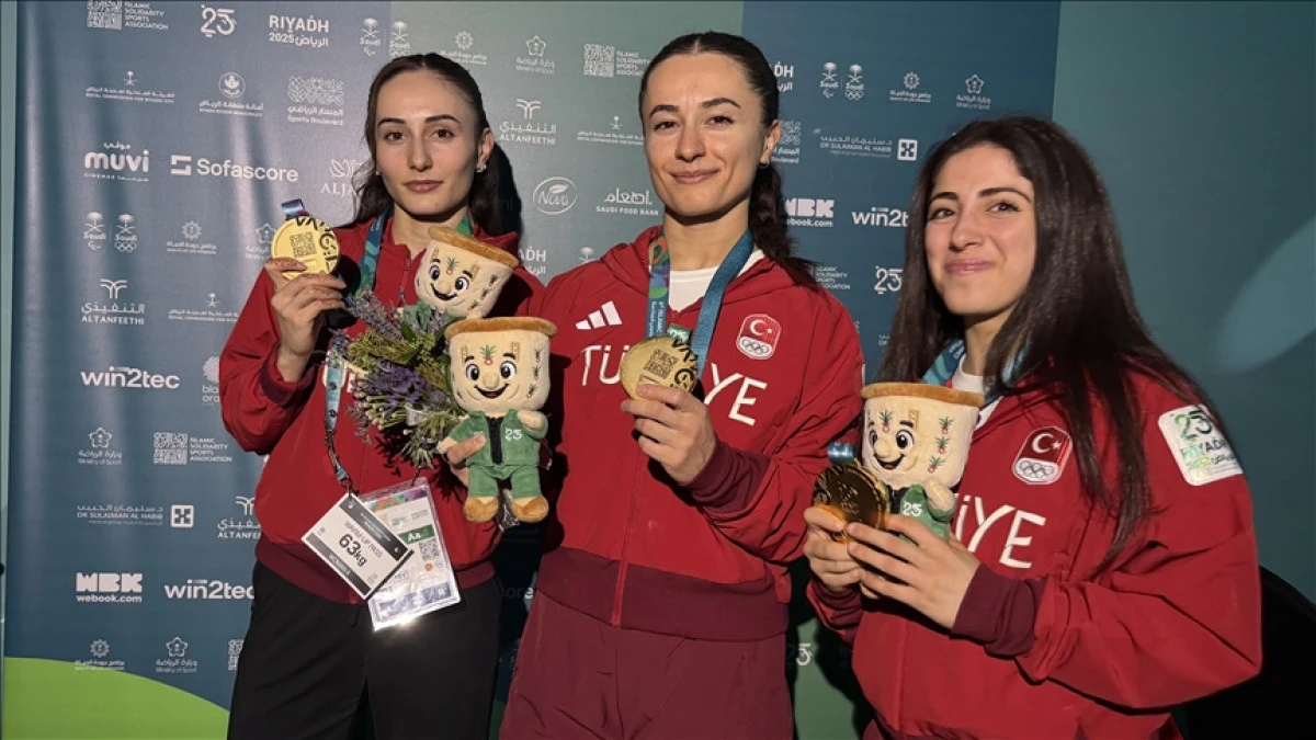 Kadın milli halterciler, Riyad'da kazandıkları 9 altın madalyayı Atat&uuml;rk'e "armağan" etti