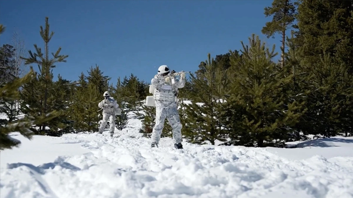 Komandolar, Sarıkamış'ta kar &uuml;st&uuml;nde eğitimlerini s&uuml;rd&uuml;r&uuml;yor