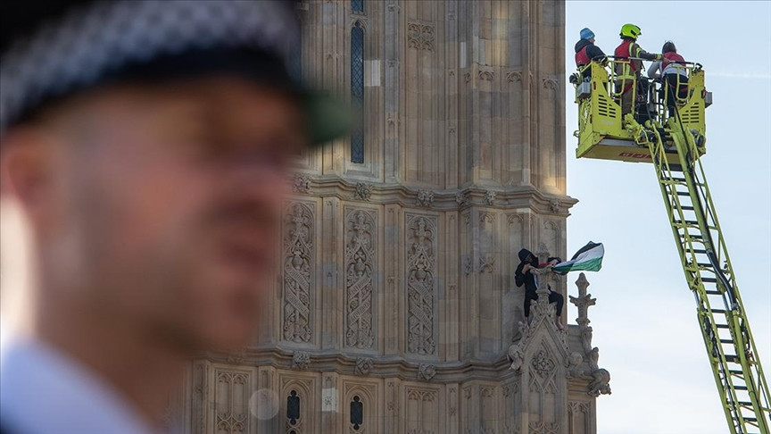 Londra'da bir gösterici Filistin bayrağıyla Big Ben'e tırmandı