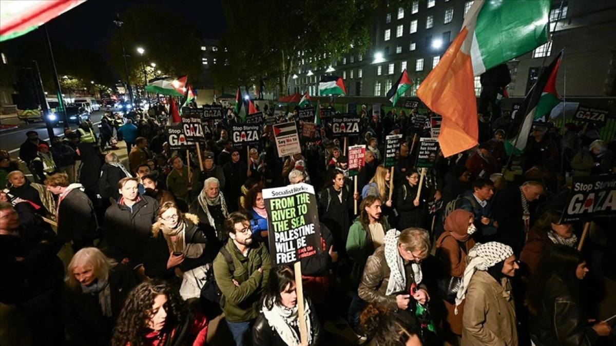Londra'da İsrail'in ateşkesi ihlal ederek Gazze'ye saldırıları protesto edildi