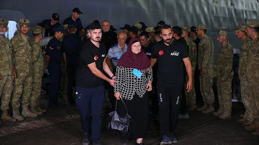 Lübnan'dan tahliye edilen sivilleri taşıyan gemi Mersin'e ulaştı