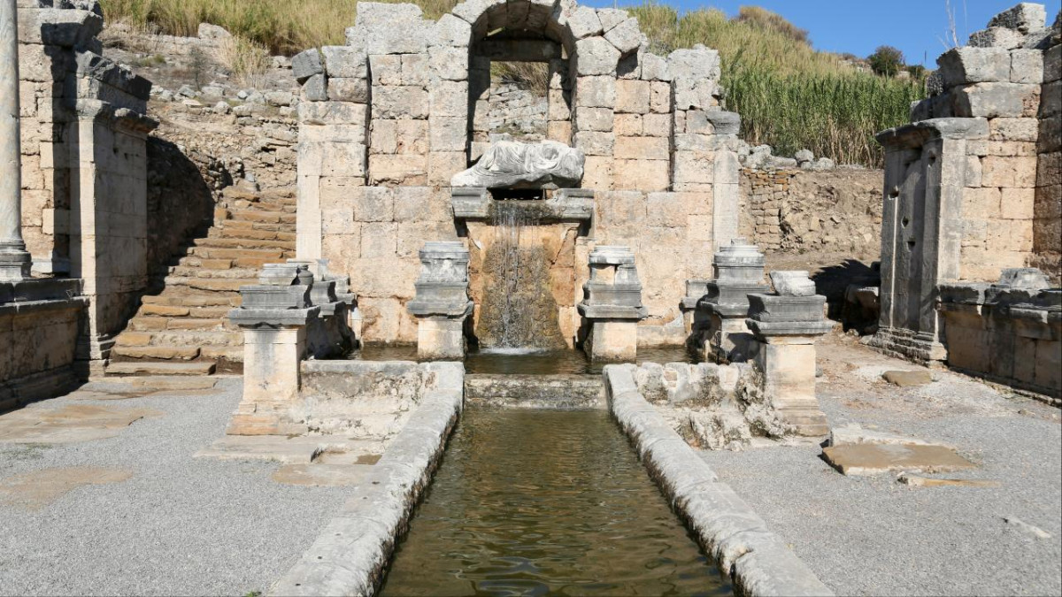 Perge'deki antik çeşmeden 1800 yıl sonra su akmaya başladı