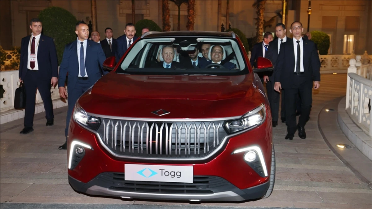 President Erdogan gifts T&uuml;rkiye's homegrown electric car Togg to Egyptian counterpart Sisi