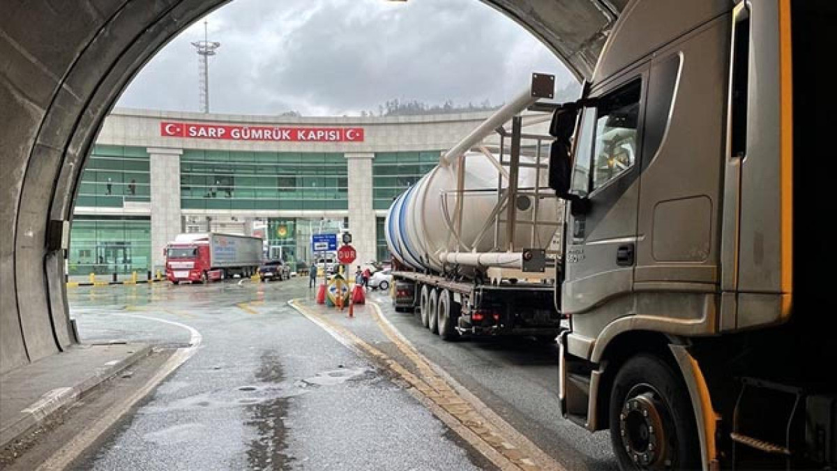 Sarp Sınır Kapısı'ndaki tır geçişlerinde rekor kırıldı