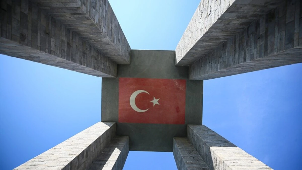 Şehitler Abidesi'nde &Ccedil;anakkale Kara Savaşları'nın 111. yılı t&ouml;reni d&uuml;zenlendi