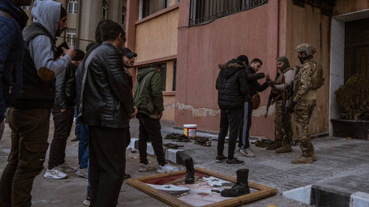 Suriye'de rejim unsurları silahlarını teslim etmeye devam ediyor